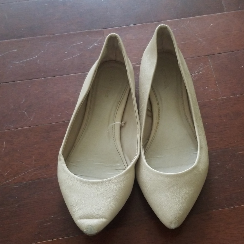 Nude flat